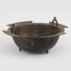 A BRONZE BASIN WITH 2 HANDLES A BRONZE BASIN WITH 2 HANDLES