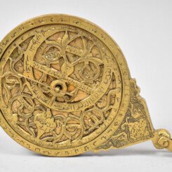 A fine brass Islamic Astrolobe Late 18th early 19th century. 8.5 cm, Indo-Persian