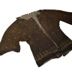 Fine Mughal Mail Armor Shirt. 17th, early 18th Century. Of high quality, tightly wrought of small iron and brass rings approximately 5mm in outside and 3mm inside diameter, in lehrian patterns throughout. falling halfway to the knees and open at the obverse, the reverse vented to facilitate riding. Retains its gilded, trefoil-form clasps. Loses to the rings. 70 cm high Fine Mughal Mail Armor Shirt