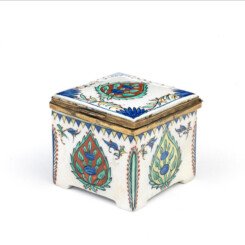 A SAMSON KUTAHYA STYLE PORCELAIN INKWELL
FRANCE, 19TH CENTURY A SAMSON KUTAHYA STYLE PORCELAIN INKWELL FRANCE, 19TH CENTURY