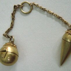 A Fine gold Sniff Bottler with chain A Fine gold Sniff Bottler with chain