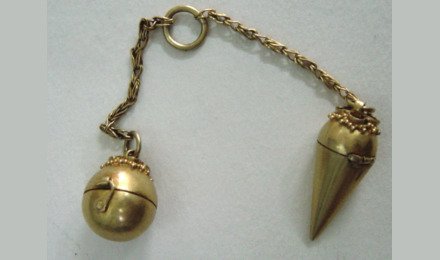 A Fine gold Sniff Bottler with chain