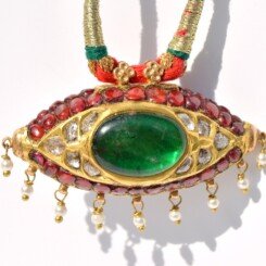 A gold neck choker with Diamond / Ruby and Central Emerald, verso with Meena. A gold neck choker with Diamond / Ruby and Central Emerald, verso with Meena.