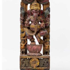 Wood, carved, painted. On a rectangular base with floral patterns. In the center depiction of Ganesha, standing on a lotus flower, richly decorated. Framed by an archway with Kirtimukha. Paint abrasion, min. Compl.